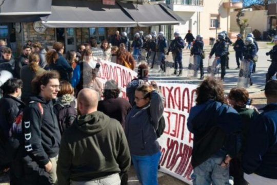 Βόλος: Προσαγωγή φοιτητών που διαδήλωναν έξω από τη Σύνοδο Πρυτάνεων