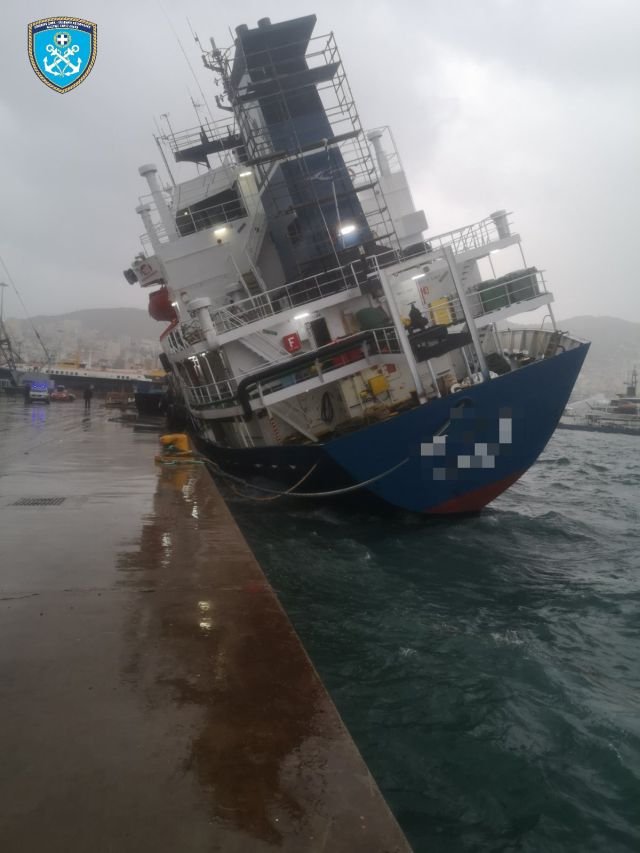 Δεξαμενόπλοιο έγειρε στο Πέραμα λόγω κακοκαιρίας