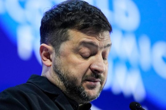 Ζελένσκι στο Νταβός: «Τα έψαλε» στην Ευρώπη και πάει για τριμερή με ΗΠΑ και Ρωσία