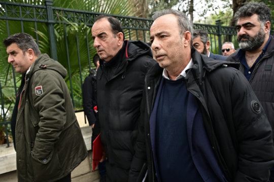 Στο Μαξίμου με 14 αιτήματα επιβίωσης
