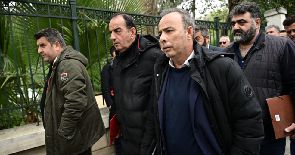 Στο Μαξίμου με 14 αιτήματα επιβίωσης