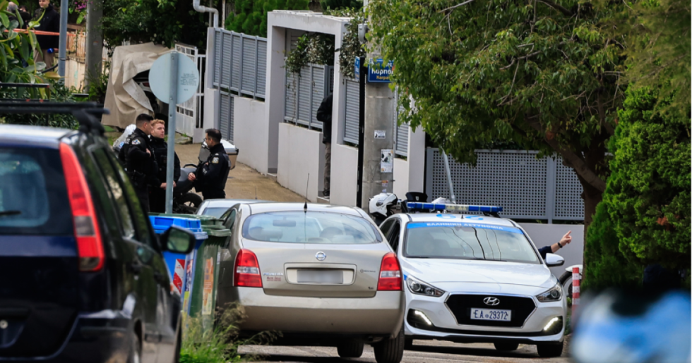 Ενδοοικογενειακό έγκλημα στη Γλυφάδα: Τι αναφέρει η ΕΛ.ΑΣ.