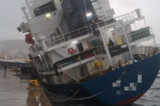 Δεξαμενόπλοιο έγειρε στο Πέραμα λόγω κακοκαιρίας