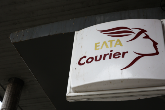 Τι απαντούν τα ΕΛΤΑ για τις καθυστερήσεις που συνδέονται με επιδόματα σε ανέργους