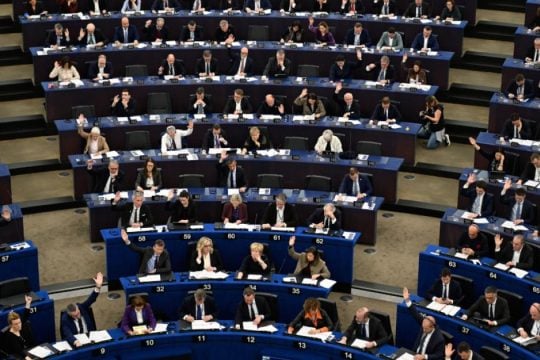 Το ευρωκοινοβούλιο «παγώνει» την επικύρωση της εμπορικής συμφωνίας με τις ΗΠΑ
