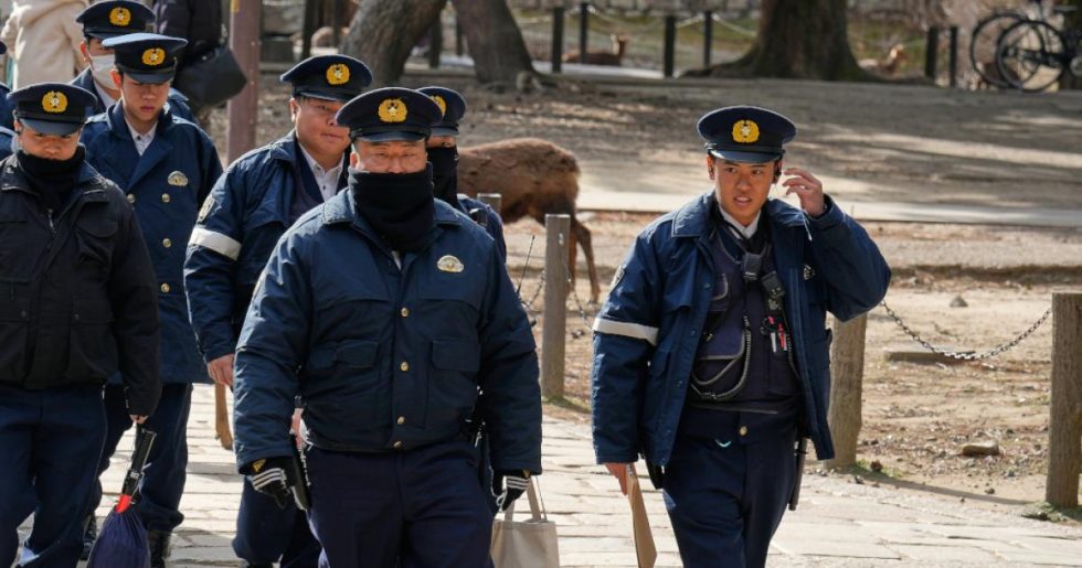 Ιαπωνία: Έκλεψαν βαλίτσες με πάνω από 2 εκατ. ευρώ στη μέση του δρόμου