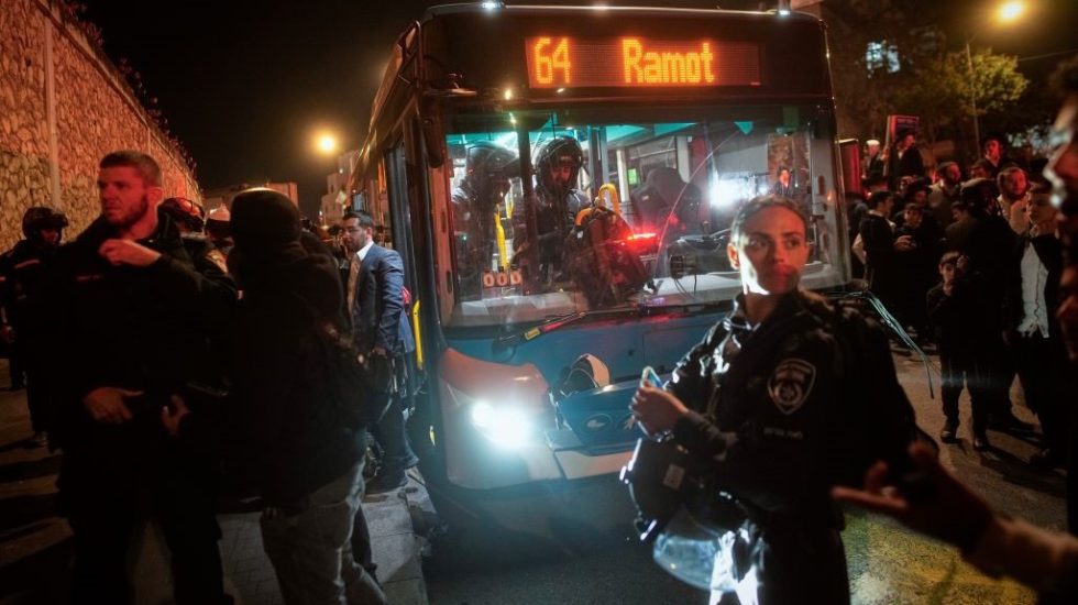 Λεωφορείο έπεσε πάνω σε διαδηλωτές στο Ισραήλ