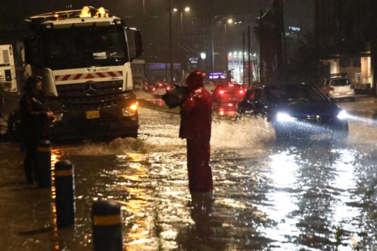Νεκρή γυναίκα στην Άνω Γλυφάδα: Χτυπήθηκε από όχημα που παρασύρθηκε από ορμητικά νερά