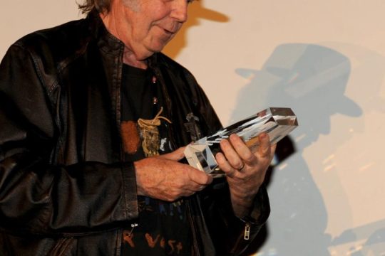 Το δώρο του Neil Young στους Γριλανδούς και το μήνυμα σε Τραμπ