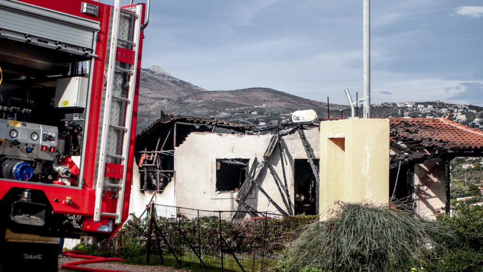 Πάτρα: Νεκρός άνδρας μέσα σε φλεγόμενο σπίτι - Εντοπίστηκε όπλο δίπλα του