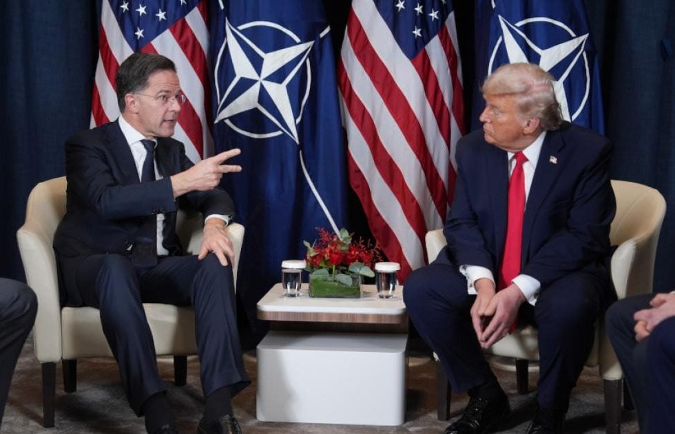 Politico: Το ΝΑΤΟ «καλοπιάνει» τον Τραμπ και δεσμεύεται για διάθεση πολλών δισ. σε εξοπλιστικά