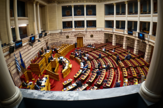 «Μάχη» στη Βουλή για τους αγρότες: Διαφορετικές προτάσεις από ΝΔ, ΠΑΣΟΚ, ΣΥΡΙΖΑ