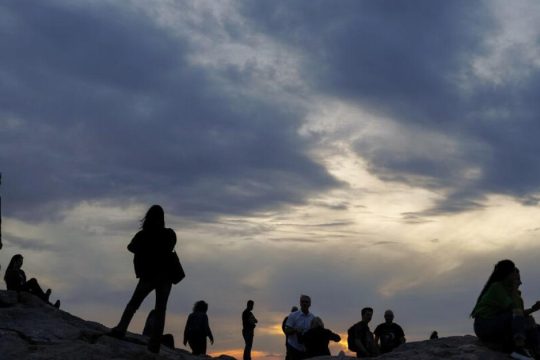 Οι νέοι επιβιώνουν, δεν ζουν