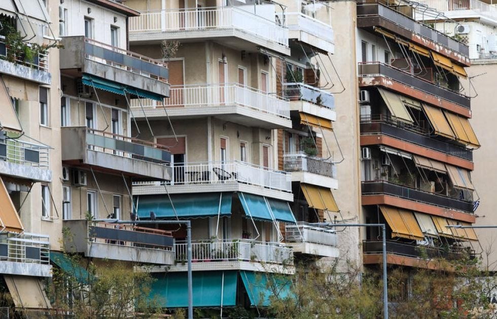 Σε ποια ηλικία παίρνουν το πρώτο τους σπίτι οι Ευρωπαίοι: Στον πάτο της λίστας οι Έλληνες – Αγοράζουν μετά τα 35
