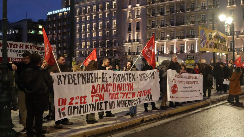 Δικαιοσύνη για τα θύματα της εγκληματικής τραγωδίας στη Χίο απαίτησαν εκατοντάδες πολίτες που πραγματοποίησαν συγκέντρωση χθες το απόγευμα στο Σύνταγμα και εν συνεχεία πορεία μέχρι την Ομόνοια, συμμετέχοντας στο κάλεσμα του Αντιρατσιστικού Φεστιβάλ Αθήνας, της ΚΕΕΡΦΑ, της Νέας Αριστεράς, της ΟΚΔΕ, της Κομμουνιστικής Απελευθέρωσης και της Οργάνωσης Μαχητικού Αντιφασισμού.