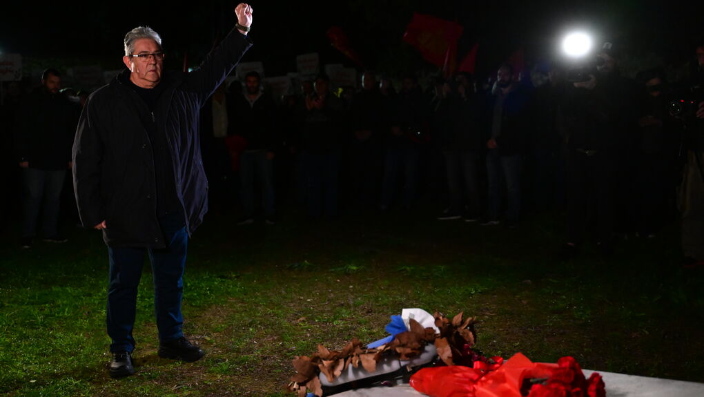 Με υψωμένη τη γροθιά ο γενικός γραμματέας του ΚΚΕ αποτίει φόρο τιμής σε εκείνους που έσβησαν στης Καισαριανής τον τοίχο από τις σφαίρες των ναζί κατακτητών εκείνη τη ματωμένη Πρωτομαγιά του 1944 | ΤΑΤΙΑΝΑ ΜΠΟΛΑΡΗ/EUROKINISSI