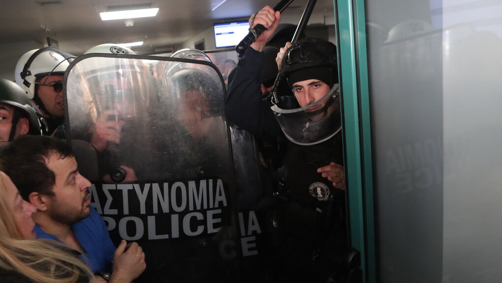 Εικόνα από τις σκηνές άγριας καταστολής που έλαβαν χώρα στο Νοσοκομείο Νίκαιας | EUROKINISSI