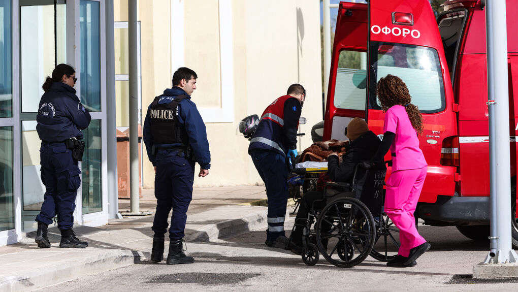 Διασωθέντες του φονικού ναυαγίου μεταφέρονται στο Νοσοκομείο Χίου | ΚΩΣΤΑΣ ΑΝΑΓΝΩΣΤΟΥ/EUROKINISSI