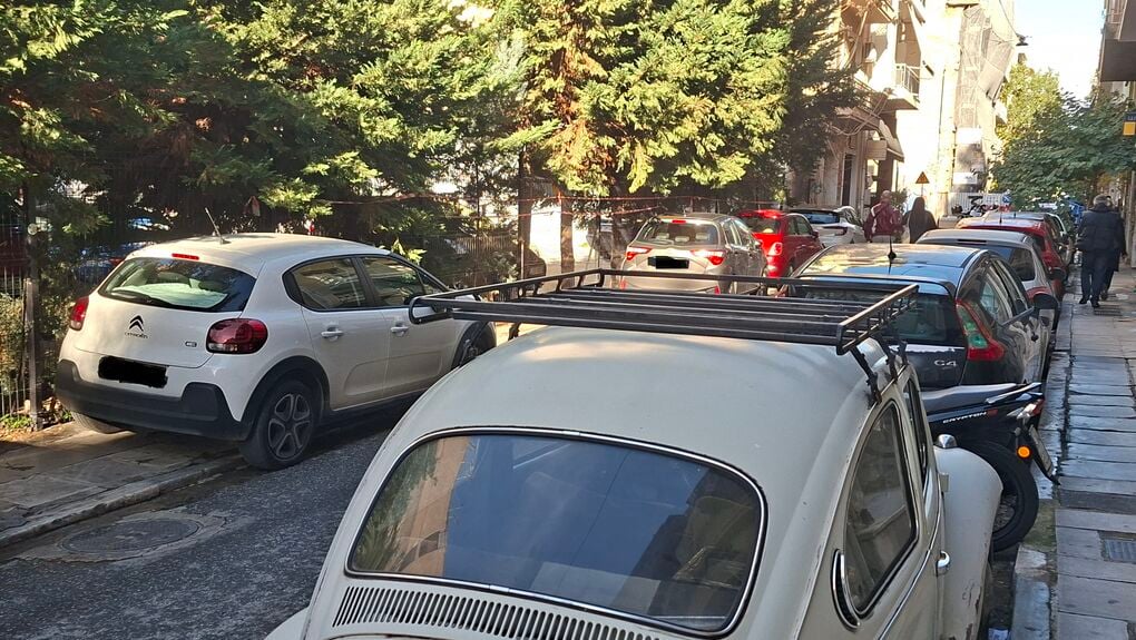 Η αριστερή πλευρά του πεζοδρομίου έχει ουσιαστικά αχρηστευτεί εξαιτίας των παρκαρισμένων Ι.Χ. | ΜΙΧΑΛΗΣ ΚΩΝΣΤΑΝΤΟΠΟΥΛΟΣ