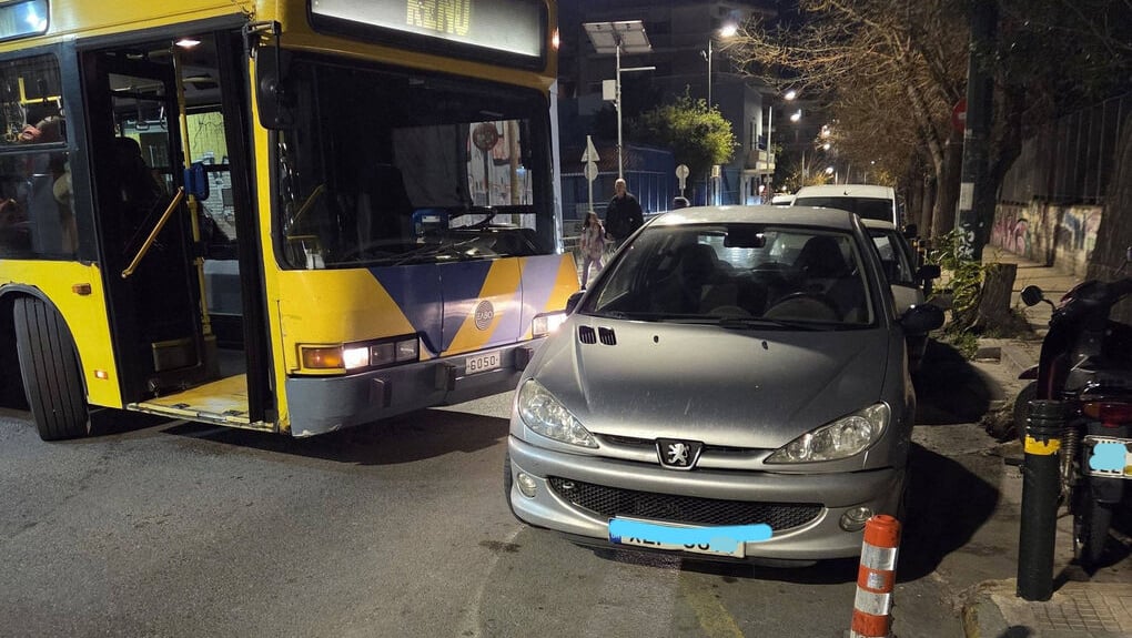 Πετράλωνα. Το τρόλεϊ περίμενε τουλάχιστον μισή ώρα στη συμβολή Θεσσαλονίκης και Κυκλώπων μέχρι να απομακρυνθεί από την Αστυνομία το παρκαρισμένο όχημα. Ευγενική παραχώρηση μέλους της ομάδας του Facebook «Είμαι Ελληνάρας και παρκάρω όπου γουστάρω»