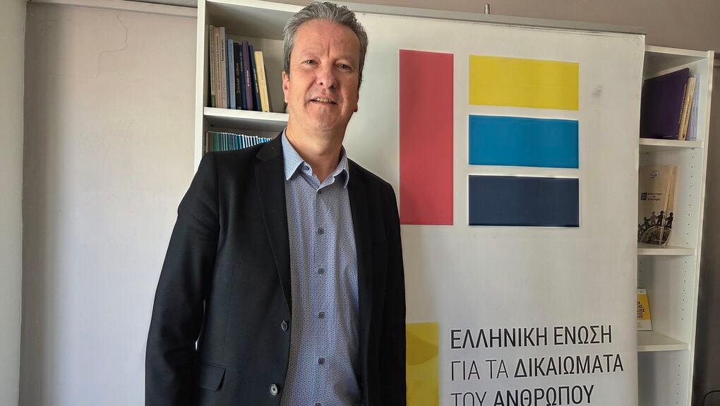 Ο Αλεξί Ντεσουάφ στα γραφεία της Ελληνικής Ενωσης για τα Δικαιώματα του Ανθρώπου (ΕλΕΔΑ)