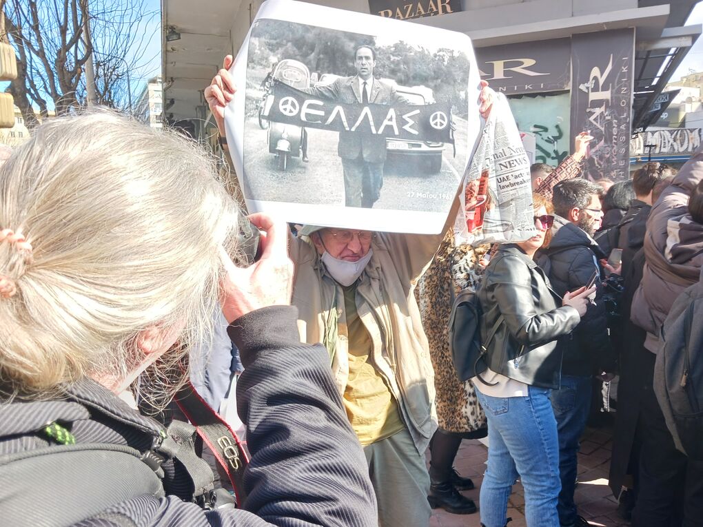 Ο Νίκος Τέμπος με την αυτοσχέδια πινακίδα που χάρισε στον Γαβρά