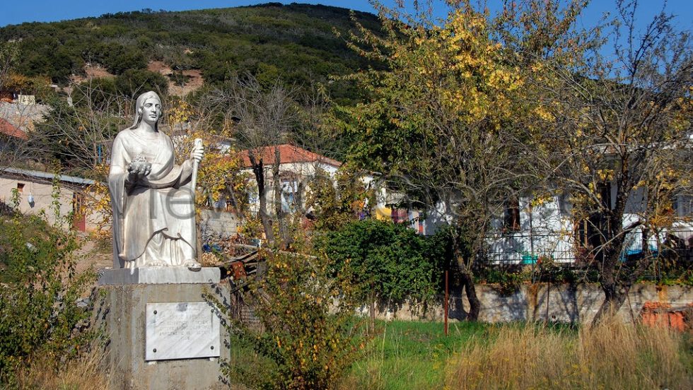Το άγαλμα της θεάς Δήμητρας στις Καρυές είναι δωρεά του Δήμου Αθηναίων | ΑΡΧΕΙΟ ΘΟΔ. ΑΘΑΝΑΣΙΑΔΗΣ