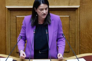 Σε εκρηκτικό κλίμα η συζήτηση για τις συμβάσεις