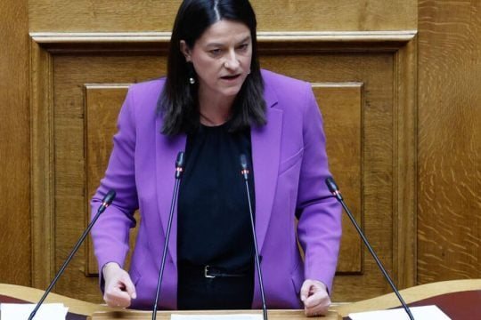 Σε εκρηκτικό κλίμα η συζήτηση για τις συμβάσεις