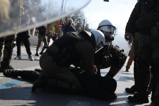 «Πάρτι» καταστολής της ΕΛ.ΑΣ. στη διαδήλωση για τα Τέμπη: 200 προσαγωγές και 19 συλλήψεις