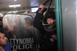 Αδωνης με ΜΑΤ!