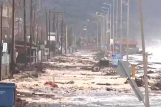 Η κακοκαιρία σαρώνει το Αιγαίο - Ο Αγιόκαμπος έγινε ένα με τη θάλασσα [βίντεο]