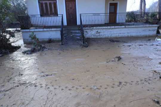 Υποδομές ανοχύρωτες, πολίτες ανυπεράσπιστοι [εικόνες+βίντεο]