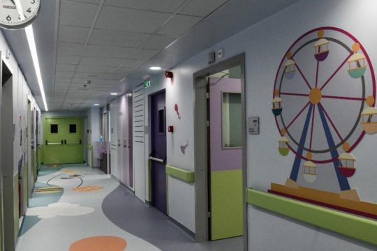 Σε κρίσιμη κατάσταση το κοριτσάκι που βρέθηκε σε συντριβάνι στην Καλλιθέα