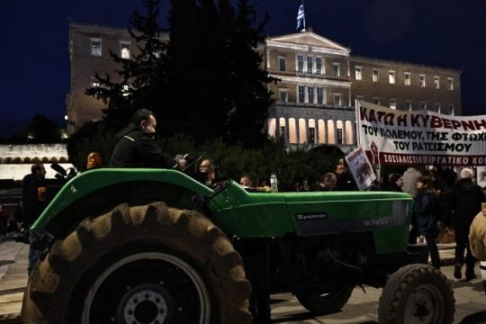 Οι αγρότες ξενυχτούν στο Σύνταγμα για την επιβίωσή τους [εικόνες+βίντεο]