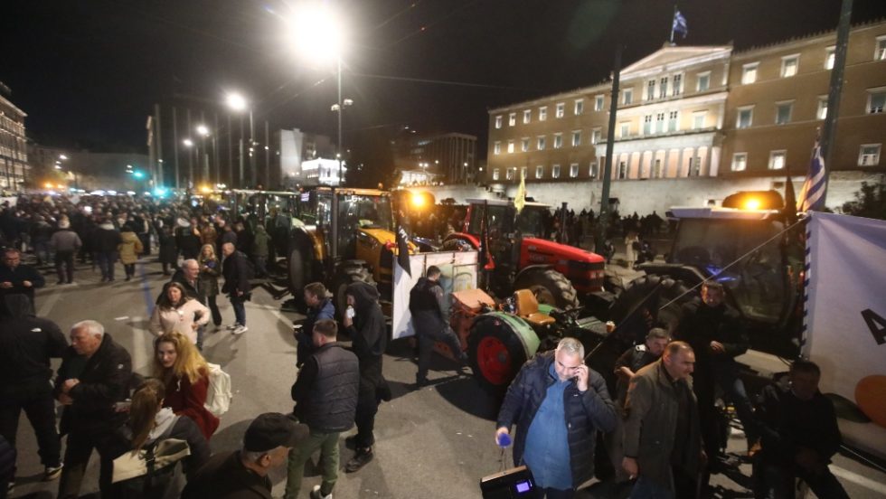 Στιγμιότυπο από τη διανυκτέρευση των επαγγελματιών του πρωτογενούς τομέα στην πλατεία Συντάγματος | Eurokinissi