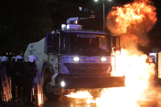 Άλλη μια νύχτα συγκρούσεων στην Αλβανία