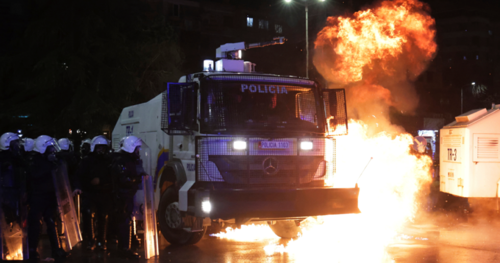 Άλλη μια νύχτα συγκρούσεων στην Αλβανία
