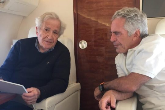 Η σύζυγος του Τσόμσκι απολογείται για τη σχέση του ζεύγους με τον Έπστιν