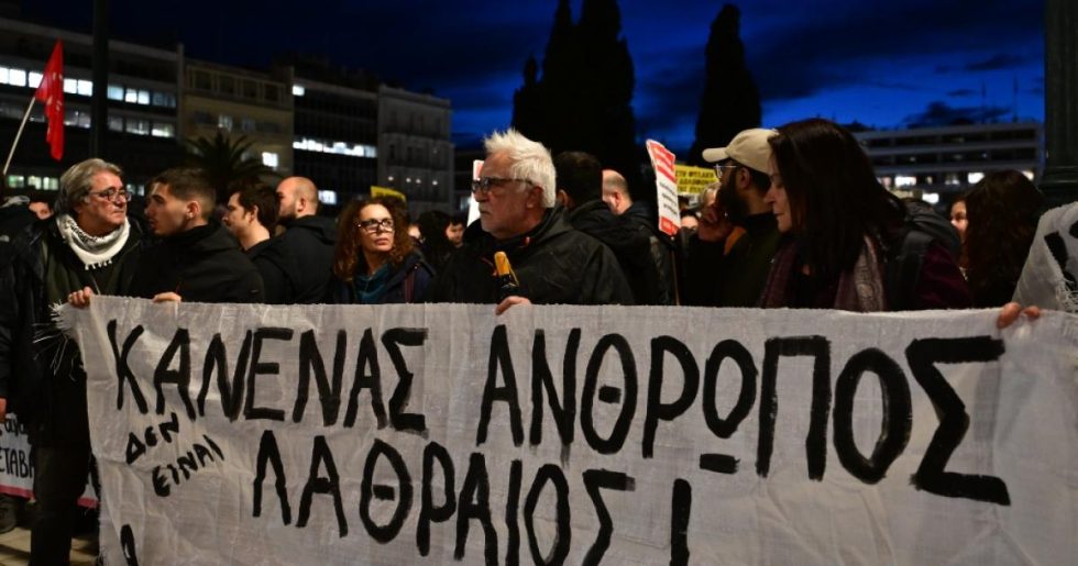 Πλήθος κόσμου στο Σύνταγμα στη σκιά των 15 νεκρών μεταναστών στη Χίο
