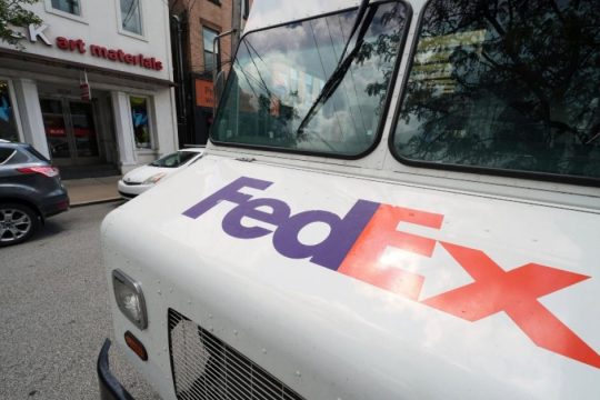 Η FedEx πάει στα δικαστήρια την αμερικανική κυβέρνηση για τους τραμπικούς δασμούς