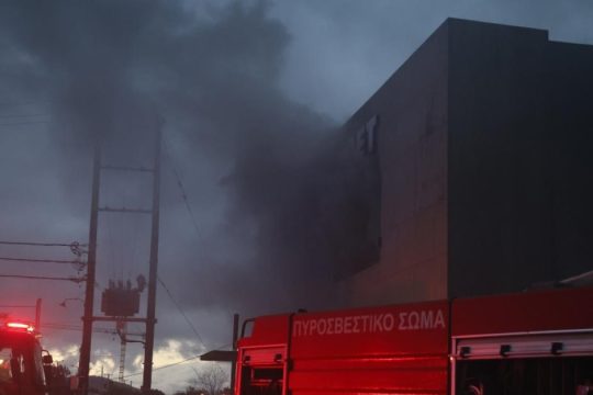 Υπό μερικό έλεγχο η φωτιά στην αποθήκη στα Σπάτα