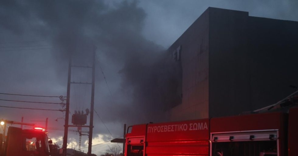 Υπό μερικό έλεγχο η φωτιά στην αποθήκη στα Σπάτα
