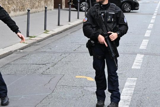 Η γαλλική αστυνομία πυροβόλησε άντρα στο κέντρο του Παρισιού