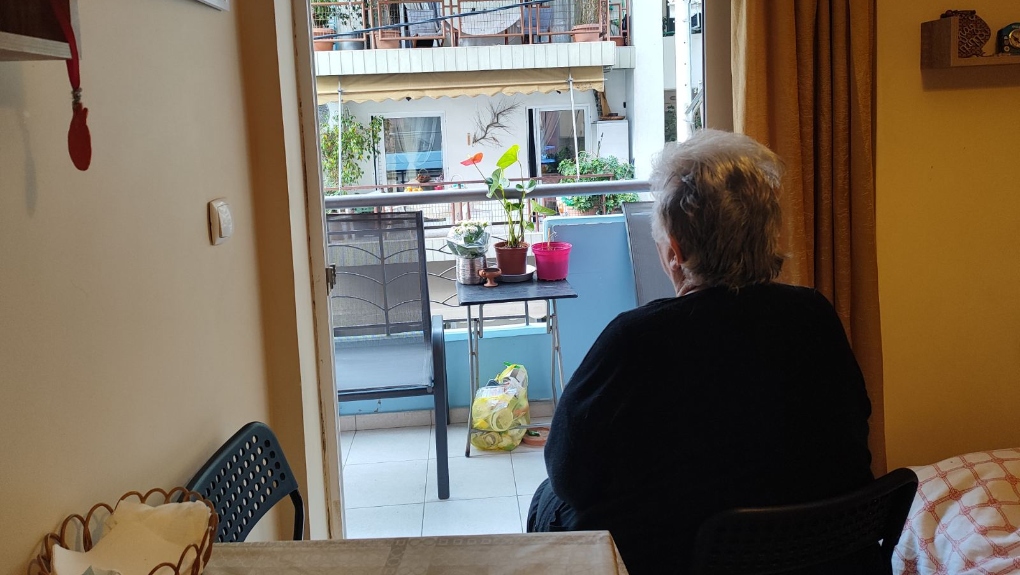 Πίσω από τα κλειστά παντζούρια: Η πιο θορυβώδης μοναξιά της Αθήνας