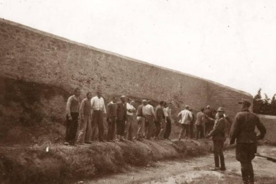 Ο ΣΥΡΙΖΑ φέρνει στη Βουλή το θέμα των ιστορικών φωτογραφιών από την Καισαριανή