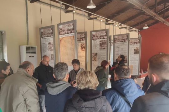 Οι φωτογραφίες των ηρώων ξαναέφεραν τον κόσμο στην Καισαριανή [εικόνες]