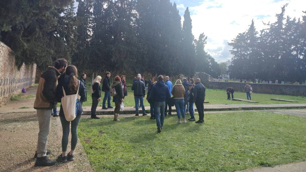 Πολλοί Αθηναίοι έκαναν κυριακάτικη βόλτα στον τόπο του μαρτυρίου των 200 κομμουνιστών, έμαθαν τις λεπτομέρειες της θηριωδίας και απέτισαν φόρο τιμής. | Δήμος Καισαριανής