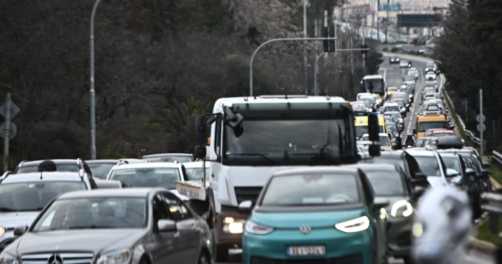 Καραμπόλα στην Αθηνών - Κορίνθου με επτά αυτοκίνητα