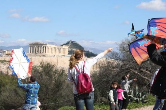 Ήλιος, λαγάνες και χαρταετοί στο λόφο του Φιλοπάππου - Η Αθήνα γιορτάζει τα Κούλουμα